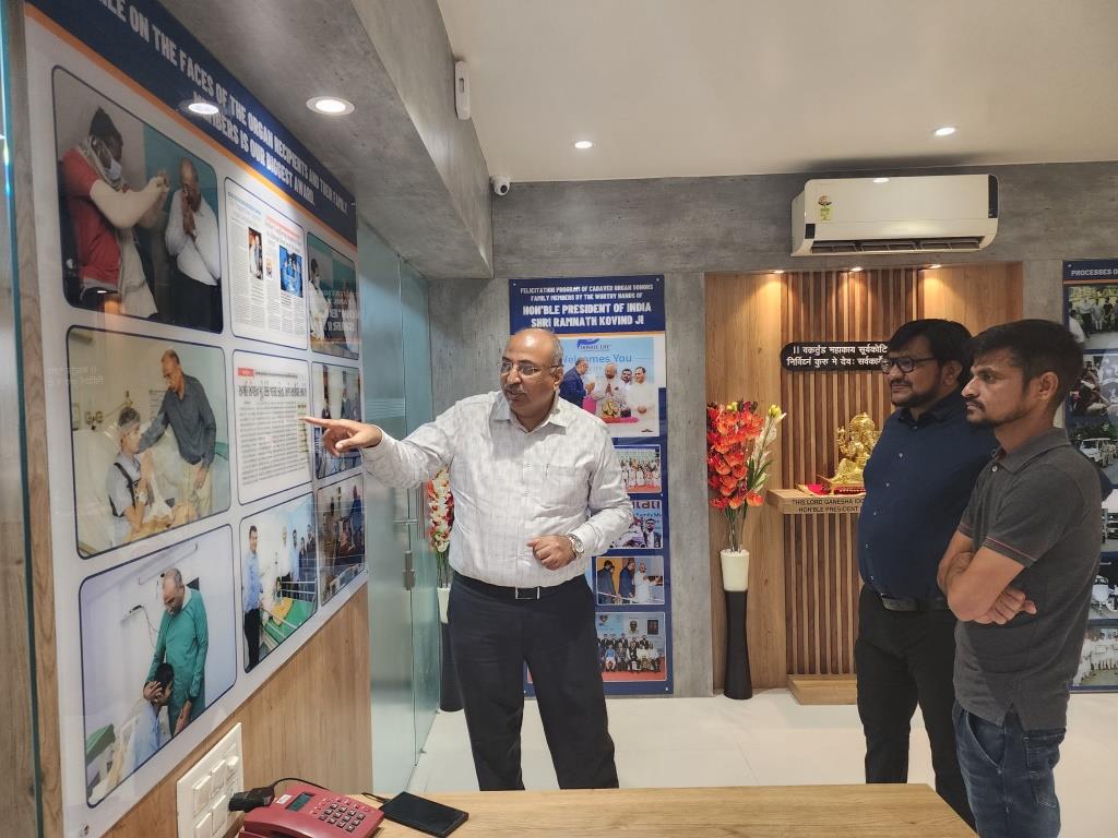 Dr. Vikash Patel, Liver Transplant Surgeon of Sims Hospital Ahmedabad visited the new office of Donate Life and congratulated the work done by Donate Life in the field of organ donation.